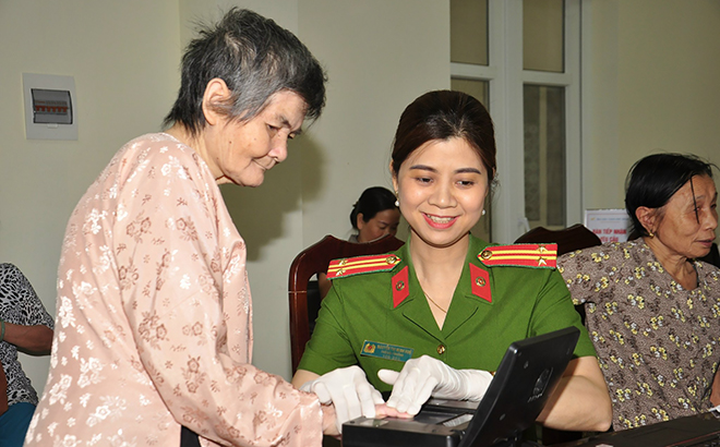 Cán bộ Công an thành phố Yên Bái lấy vân tay làm CCCD cho người già neo đơn không nơi nương tựa tại Trung tâm Bảo trợ xã hội tỉnh Yên Bái, tháng 3/2021.